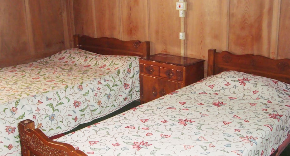 Dongola Palace Houseboat, Srinagar 3